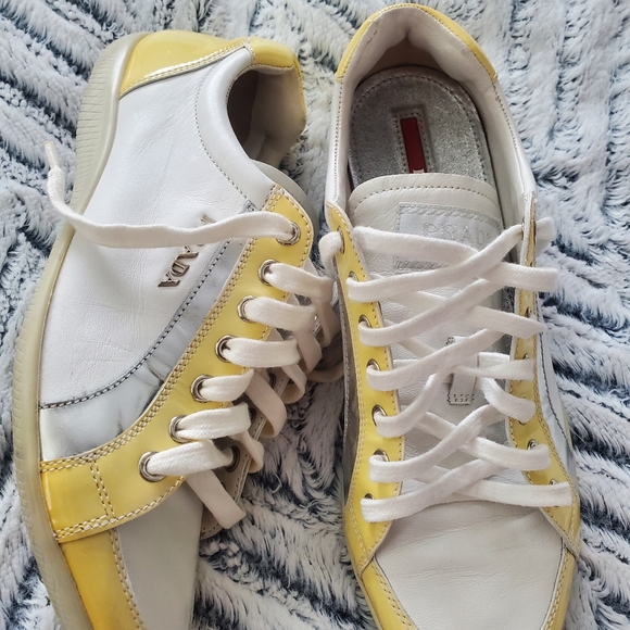 Tennis shoes - Picture 3 of 5